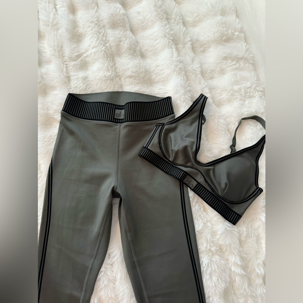 Alo yoga leggings and sports bra
